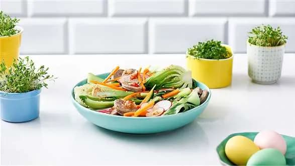 Sałata na ciepło z pak choi i białą kiełbasą