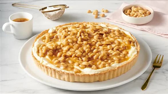 Tarta z kremem śmietankowym i orzeszkami w solonym karmelu