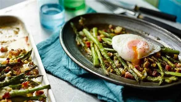 Zielone szparagi w chrupiącej panierce z szynki i parmezanu podawane z jajkami w koszulkach