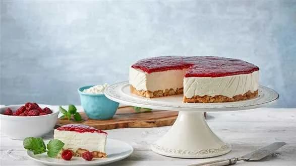 Delikatny włoski sernik z ricottą i malinami