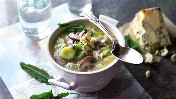 Zupa z porów i pieczarek z serem pleśniowym