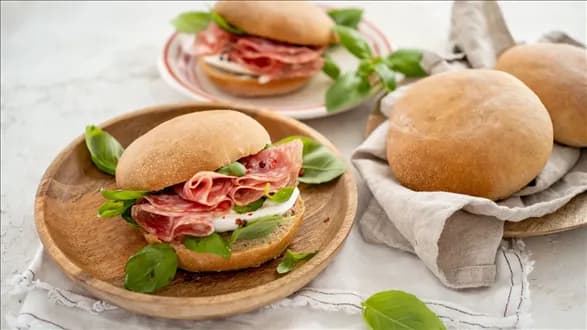 Chlebek puccia z salami i sałatką z bazylii