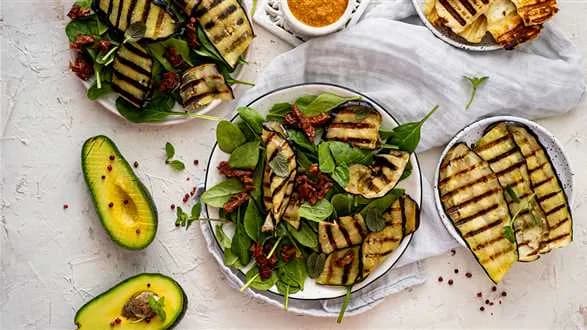 Sałatka z grillowanym bakłażanem