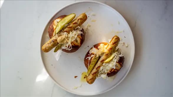 Bułki z kiełbaskami z grilla i kapustą kiszoną