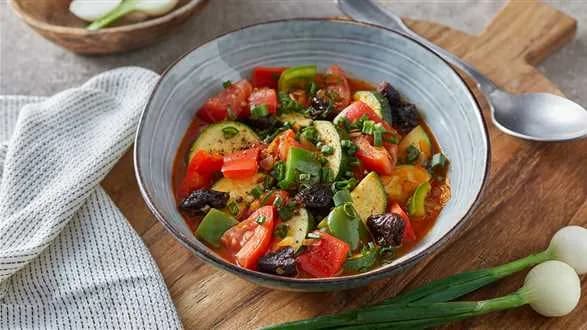 Wegańskie leczo ze śliwką