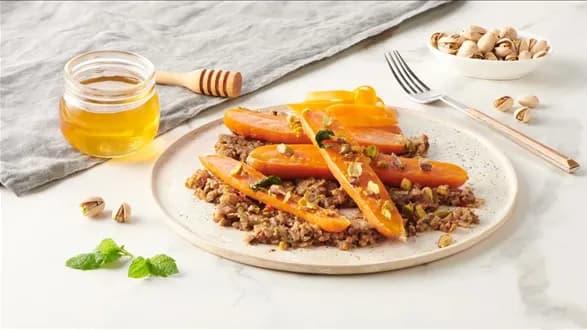 Glazurowane marchewki z pastą z bakłażana