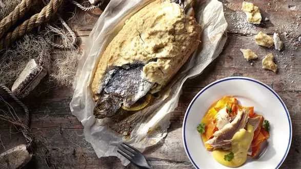 Pstrąg pieczony w soli z sosem musztardowym