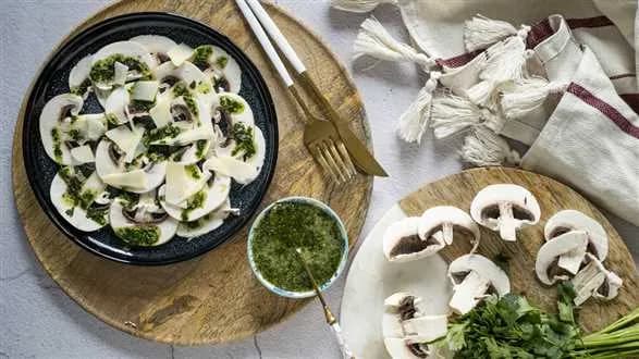 Carpaccio z pieczarek z serem Mahon
