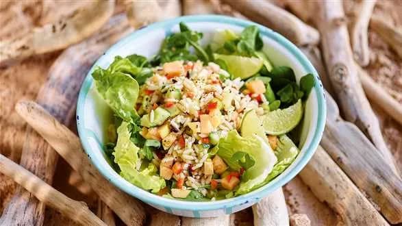 Sałatka z ryżem, ogórkiem i papają