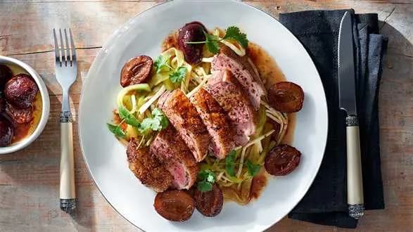 Pierś kaczki z glazurowanymi śliwkami i czekoladą