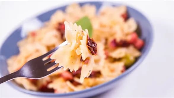 Sałatka z makaronem i suszonymi pomidorami