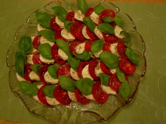 Jaka sałatka do pizzy? Najlepsze przepisy na smakowite dodatki