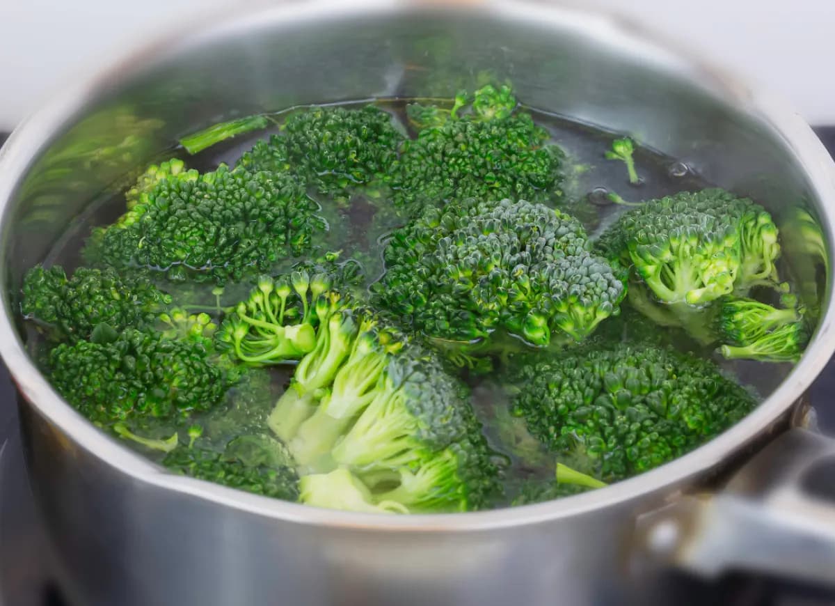 Ile gotować brokuła do sałatki, aby zachować chrupkość i kolor?