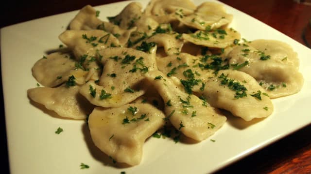 Prosty przepis Magdy Gessler na idealne ciasto na pierogi, które zaskoczy Prosty przepis Magdy Gessler na idealne ciasto na pierogi, które zaskoczy