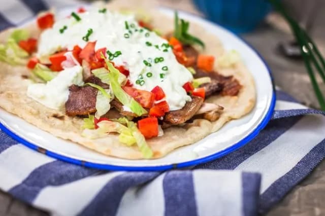 Co do sałatki gyros: pyszny przepis, składniki i wartości odżywcze Co do sałatki gyros: pyszny przepis, składniki i wartości odżywcze
