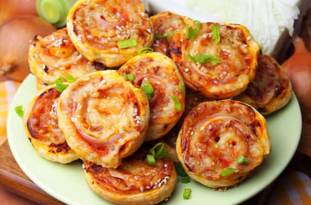 Pyszne pizzerinki z ciasta francuskiego – szybki i łatwy przepis na przekąskę Pyszne pizzerinki z ciasta francuskiego – szybki i łatwy przepis na przekąskę