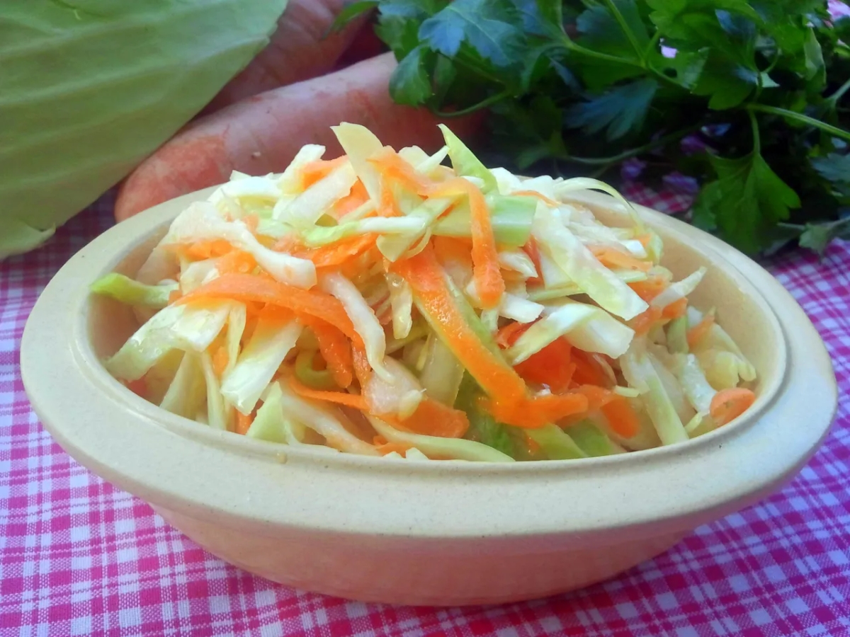 Sałatka jak z chińskiej restauracji – prosty przepis na pyszną surówkę